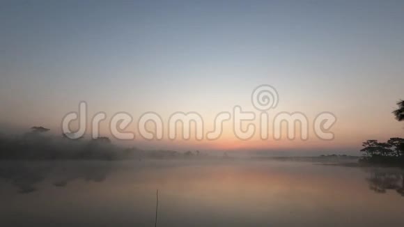 泰国的水上面有雾视频的预览图