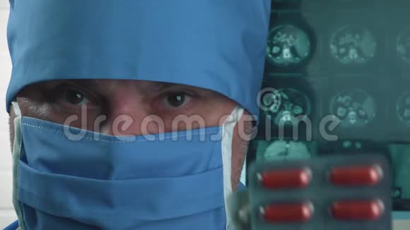 戴防护口罩和帽子的医生手里拿着药丸医学和科学研究视频的预览图