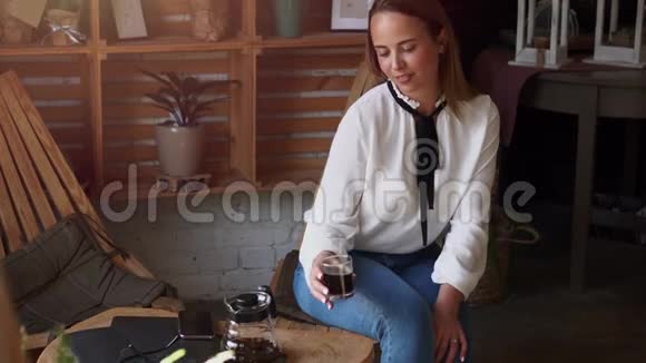 年轻女子正在室内喝咖啡视频的预览图