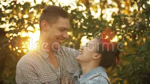 年轻的白种人夫妇亲吻和拥抱在他们的浪漫约会在惊人的秋天自然视频的预览图