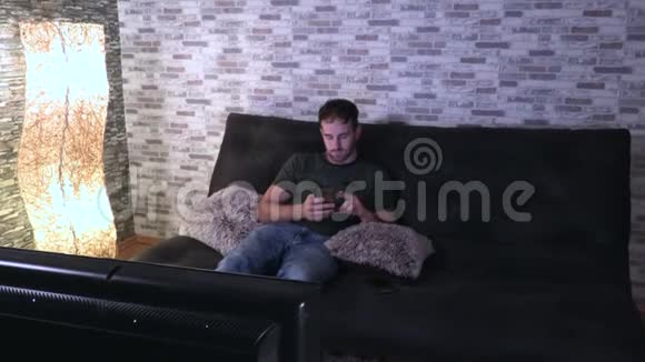 年轻情侣在沙发上喝咖啡视频的预览图