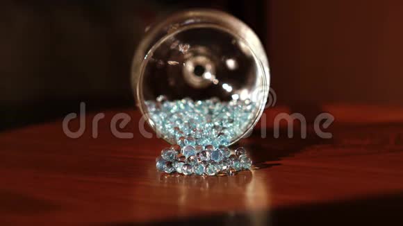 宝石从玻璃杯里出来视频的预览图