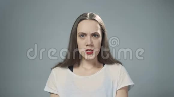 年轻愤怒女孩的视频视频的预览图