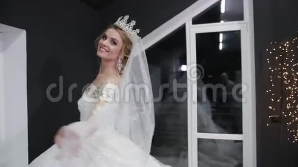 头戴皇冠的新娘在镜头前摆姿势左转向右转视频的预览图