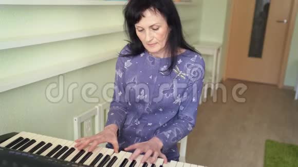 年长的女人演奏同步旋律视频的预览图