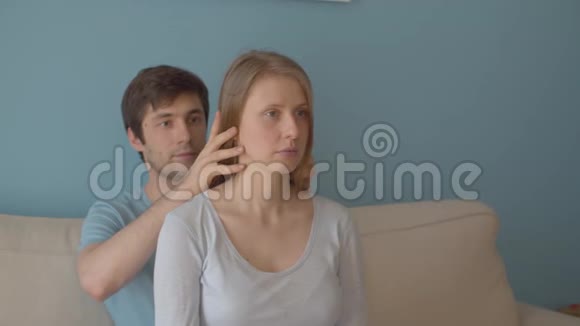 丈夫帮助妻子放松视频的预览图