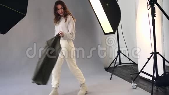 女模特在摄影棚摆姿势视频的预览图