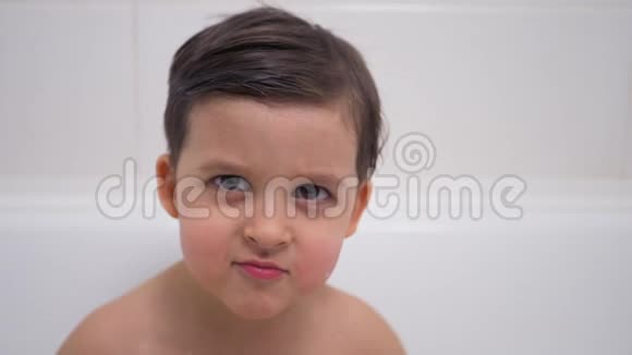 小男孩深色头发的孩子洗澡视频的预览图
