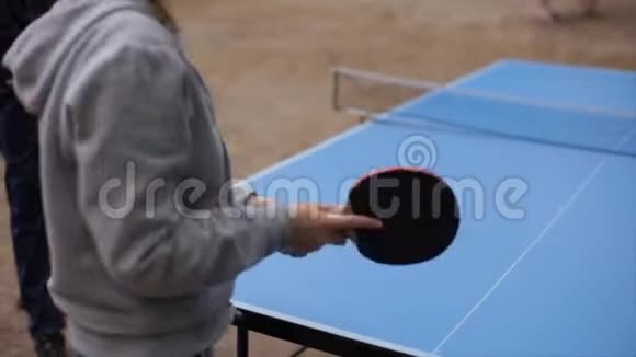 人们在户外打乒乓球特写镜头慢动作视频的预览图