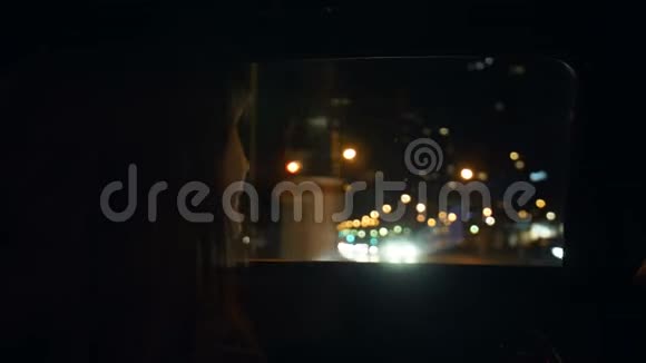 巴黎2019年03月24日美丽的当地妇女剪影观看夜晚埃菲尔铁塔从出租车车窗缓慢运动视频的预览图