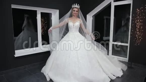 戴着王冠的新娘向前走用手在面纱上做一分钟视频的预览图