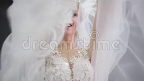 穿白色婚纱的新娘在黑色房间里玩面纱视频的预览图