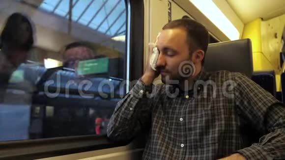 成熟的男人在火车上咳嗽视频的预览图