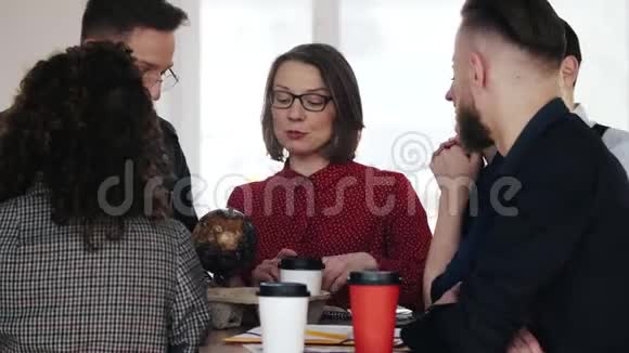 快乐的中年白种人领导商界女性穿着红色连衣裙在休息时和同事一起喝咖啡视频的预览图