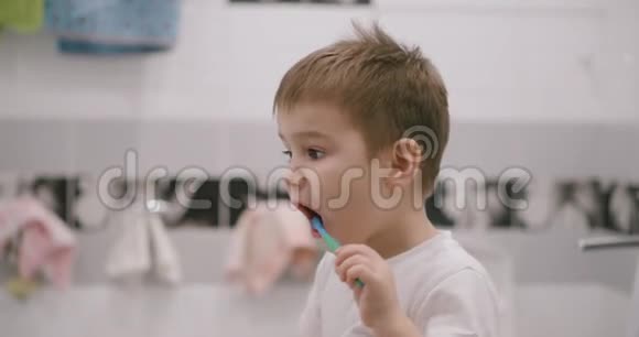 小孩在镜子前清洁牙齿视频的预览图