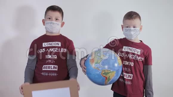 男孩拥有一个地球仪一个地球的模型孩子手里拿着一个刻有铭文的牌子我们把你的钱拿走视频的预览图