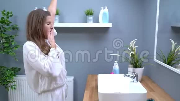 早上在浴室里快乐自信的成年女人视频的预览图