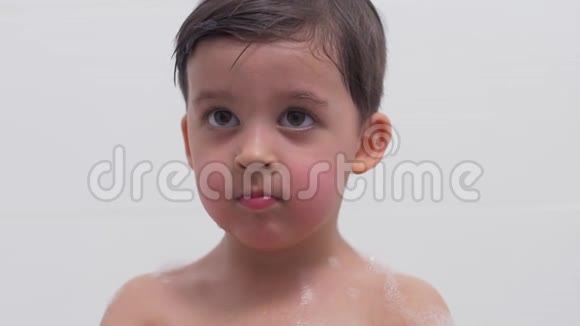 小男孩深色头发的孩子洗澡视频的预览图