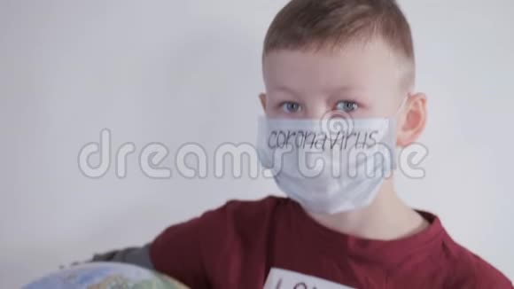 男孩拥有一个地球仪一个地球的模型孩子拿着一个牌子上面写着上帝保佑美国男孩是视频的预览图