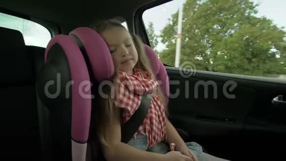 坐在后座上睡在车上的漂亮小女孩视频的预览图