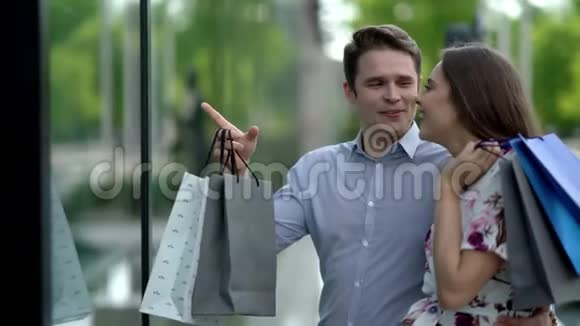 夏季成人情侣橱窗购物视频的预览图