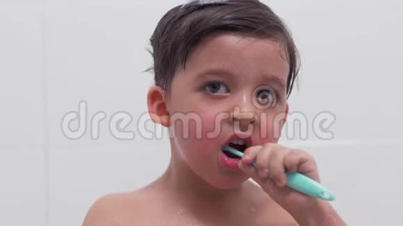 孩子坐着刷牙视频的预览图
