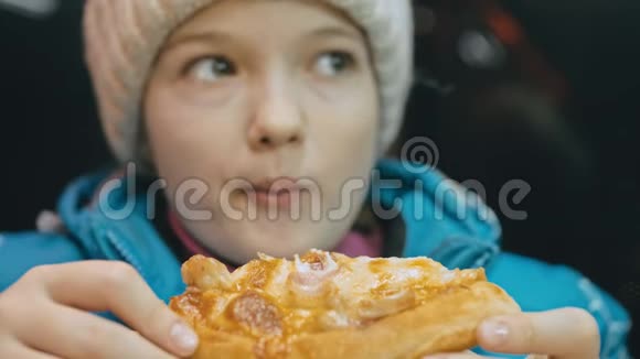 孩子吃比萨饼奶酪四在户外餐馆里一群年轻的女孩子在吃披萨和咀嚼儿童视频的预览图
