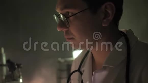 医生检查一个精神病患者开膛手谋杀冠状病毒僵尸视频的预览图
