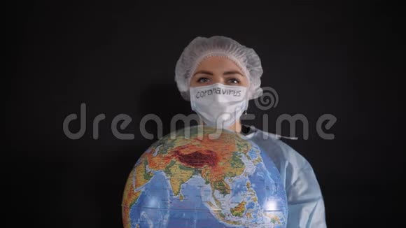 穿着防护服的女人手里拿着一个牌子上面写着现在要运行女孩拿着一个地球模型一个地球仪视频的预览图