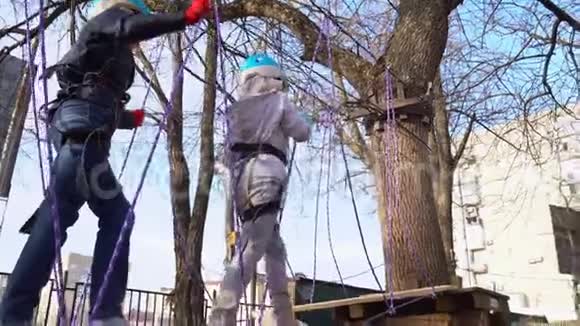 孩子们爬到绳子公园后视镜视频的预览图