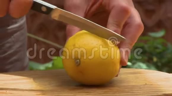 切割和榨汁柠檬视频的预览图