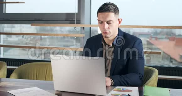 关心工作的人在笔记本电脑上工作在办公室里思考解决问题严重运动男性视频的预览图