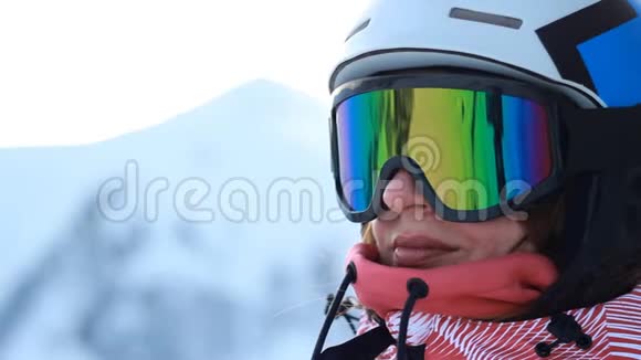 特写肖像女滑雪者在山上滑雪或滑雪板运动中的胜利理念赢赢视频的预览图