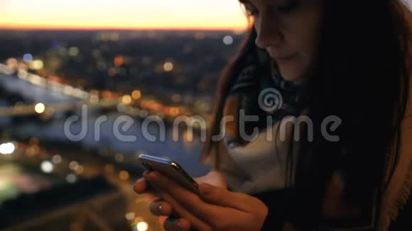 在史诗般的日落埃菲尔铁塔观景慢动作中年轻漂亮的黑发女商人使用电话信使应用程序视频的预览图