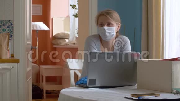 坐在笔记本电脑旁的女人视频的预览图