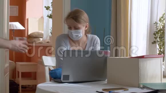 手提电脑旁桌上英俊的女人视频的预览图