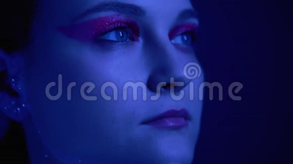 艺术肖像沉思的女人闪闪发光的化妆视频的预览图