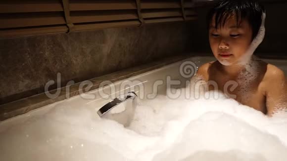 小男孩洗澡时很开心视频的预览图