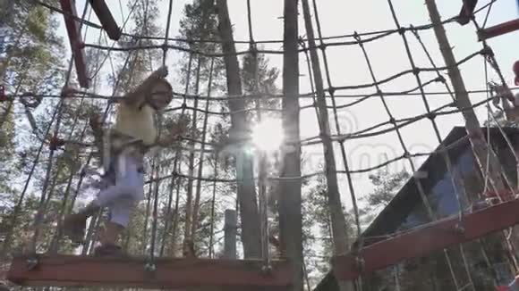 积极的儿童冒险公园训练攀登积极的生活方式视频的预览图