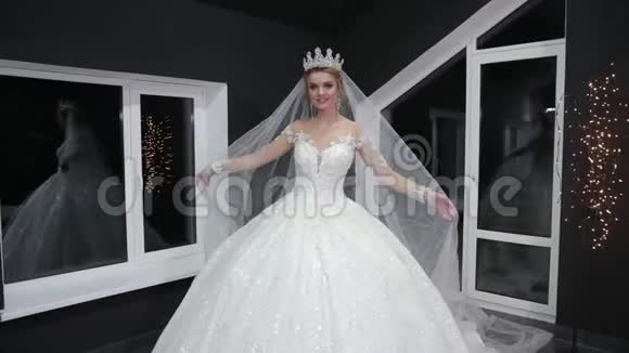 戴着王冠的新娘向前走用手在面纱上做一分钟视频的预览图