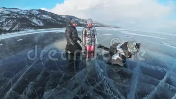 一家人在美丽的冰面上玩得很开心父亲母亲儿子和女儿在冰上嬉戏做三明治做三明治视频的预览图