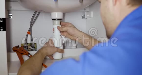 安装家用浴室水槽虹吸的管道视频的预览图