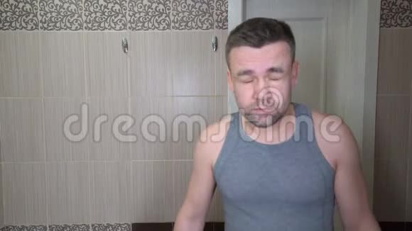 无胡子的男人走浴室睁不开眼睛视频的预览图