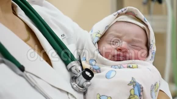 产妇之家概念医生手上的一个刚出生的婴儿两个小时的女婴睡着了新的生活观念健康儿童视频的预览图