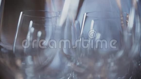 一排排的酒杯视频的预览图