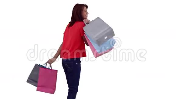 女人一边跳舞一边拿着几个购物袋视频的预览图