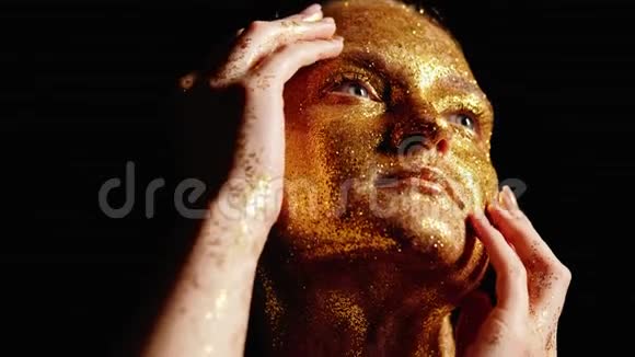 闪闪发光的肖像艺术女人金色闪亮的脸视频的预览图