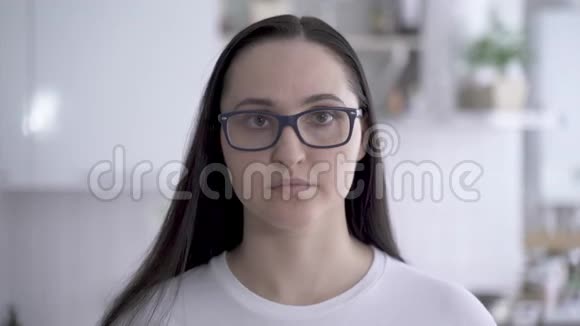 冠状病毒保护戴眼镜和戴防护口罩的女人视频的预览图