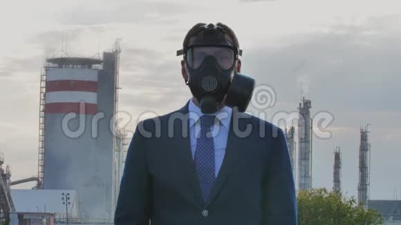 工厂附近呼吸气体面罩人员污染与生态灾害视频的预览图