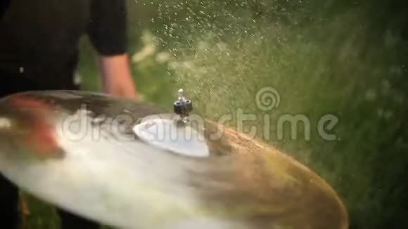 鼓手打在潮湿的鼓上水在缓慢地飞溅视频的预览图